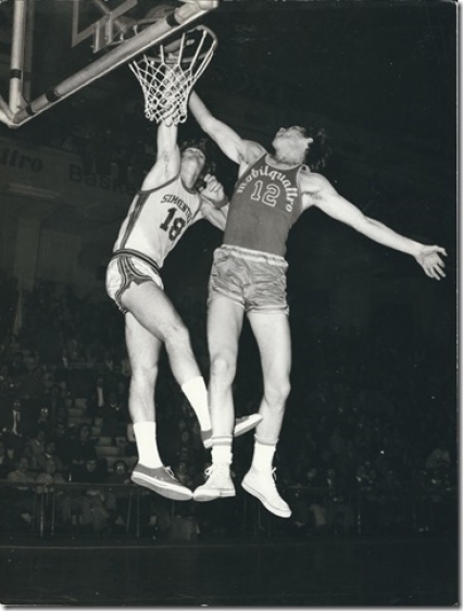 Art Kenney in schiacciata contrastato da Grey